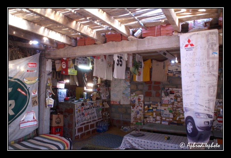 141 Interieur du cafe ou tronent de multiples souvenirs laisses par les raideurs